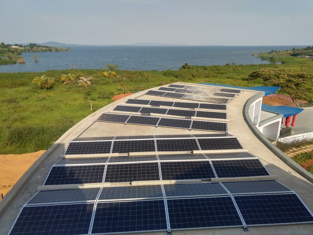 Unser erstes Projekt war ein voller Erfolg: Unsere erste Solaranlage auf dem Dach des Aquarius Kigo Resort in Uganda läuft gut und liefert zuverlässig günstigen und grünen Solarstrom.